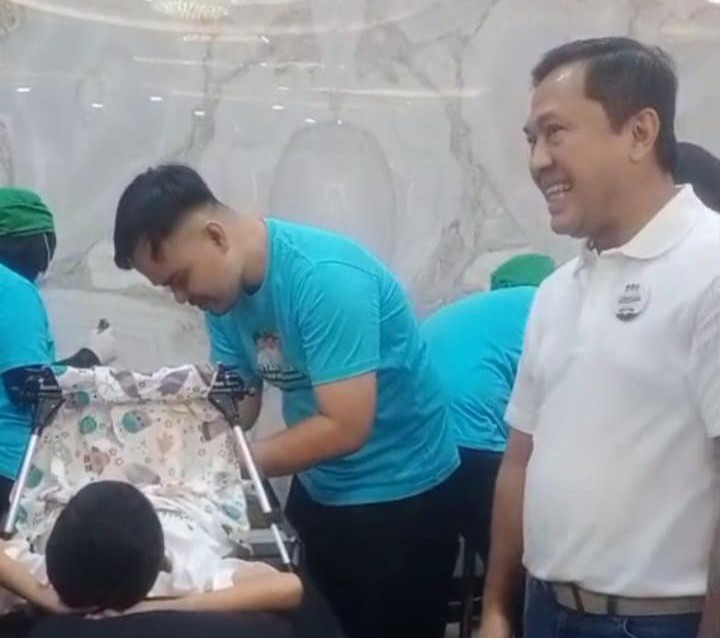 
Kunjugan Direktur Jaringan dan Operasi PT Pegadaian (Persero) Eka Pebriansyah di acara Khitan Ceria Bersama Pegadaian, Minggu (21/6).