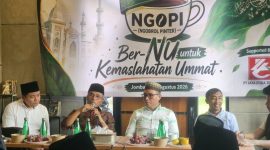 Arwani Thomafi, dalam diskusi bertema “Ber-NU untuk Kemaslahatan Umat” yang digelar di Arena Muktamar NU ke-35 di Jombang. Hadir juga Komisaris Utam PT ASDP Achmad Baidowi, Direktur Hubungan Kelembagaan – PTPN IV Arya Sandiyudha.