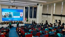 Universitas Islam Internasional Indonesia (UIII) meluluskan 34 doktor untuk pertama kalinya sejak kampus tersebut berdiri. Mereka menjadi bagian dari 204 lulusan magister dan doktor yang mengikuti wisuda di Gedung Rektorat UIII, Depok, Kamis (27/8/2026).