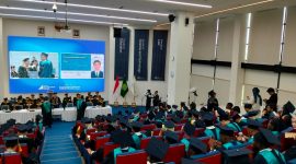 Universitas Islam Internasional Indonesia (UIII) meluluskan 34 doktor untuk pertama kalinya sejak kampus tersebut berdiri. Mereka menjadi bagian dari 204 lulusan magister dan doktor yang mengikuti wisuda di Gedung Rektorat UIII, Depok, Kamis (27/8/2026).