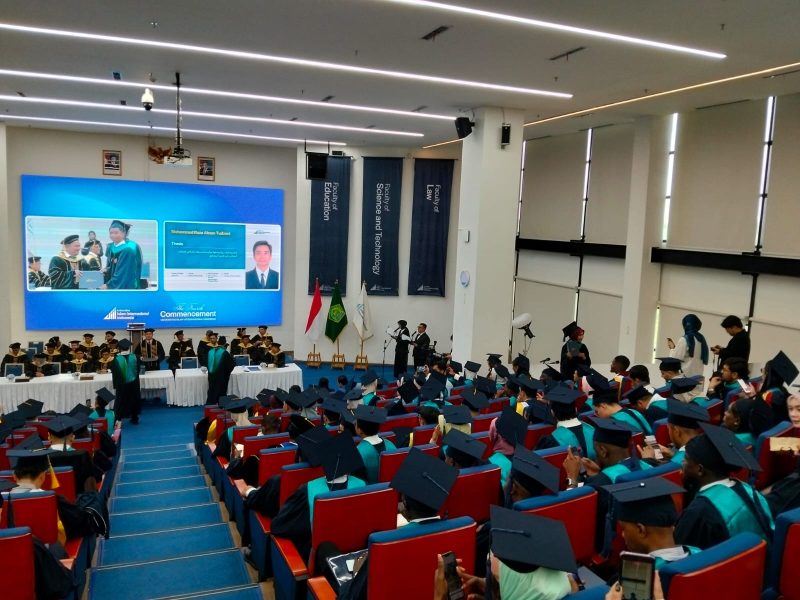 Universitas Islam Internasional Indonesia (UIII) meluluskan 34 doktor untuk pertama kalinya sejak kampus tersebut berdiri. Mereka menjadi bagian dari 204 lulusan magister dan doktor yang mengikuti wisuda di Gedung Rektorat UIII, Depok, Kamis (27/8/2026).