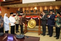 Kegiatan Simposium Nasional MN KAHMI dibuka pada Rabu (9/9/2026) oleh Ketua MPR RI Ahmad Muzani. Sejumlah tokoh nasional turut hadir, antara lain Ketua Dewan Penasihat MN KAHMI Ir. Akbar Tanjung, Presidium MN KAHMI Ahmad Doli Kurnia, dan Dr. Sutomo.