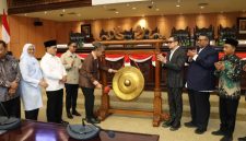 Kegiatan Simposium Nasional MN KAHMI dibuka pada Rabu (9/9/2026) oleh Ketua MPR RI Ahmad Muzani. Sejumlah tokoh nasional turut hadir, antara lain Ketua Dewan Penasihat MN KAHMI Ir. Akbar Tanjung, Presidium MN KAHMI Ahmad Doli Kurnia, dan Dr. Sutomo.