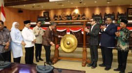 Kegiatan Simposium Nasional MN KAHMI dibuka pada Rabu (9/9/2026) oleh Ketua MPR RI Ahmad Muzani. Sejumlah tokoh nasional turut hadir, antara lain Ketua Dewan Penasihat MN KAHMI Ir. Akbar Tanjung, Presidium MN KAHMI Ahmad Doli Kurnia, dan Dr. Sutomo.