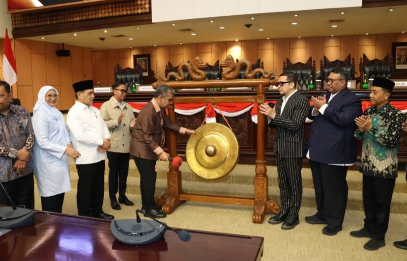 Kegiatan Simposium Nasional MN KAHMI dibuka pada Rabu (9/9/2026) oleh Ketua MPR RI Ahmad Muzani. Sejumlah tokoh nasional turut hadir, antara lain Ketua Dewan Penasihat MN KAHMI Ir. Akbar Tanjung, Presidium MN KAHMI Ahmad Doli Kurnia, dan Dr. Sutomo.