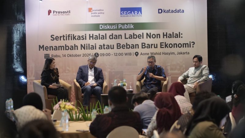 Kenaikan harga makanan dan minuman akibat biaya sertifikasi dan kelangkaan bahan baku berisiko menekan daya beli masyarakat desil menengah-bawah yang alokasi belanja pangannya sangat dominan.
