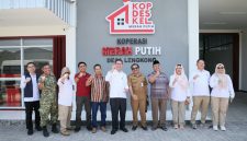 Kepala Badan Pengawas Obat dan Makanan (BPOM) RI, Prof. Dr. Taruna Ikrar, dalam kunjungannya ke Koperasi Merah Putih Desa Lengkong, Kecamatan Mojoanyar, Kabupaten Mojokerto, Jawa Timur.