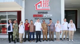 Kepala Badan Pengawas Obat dan Makanan (BPOM) RI, Prof. Dr. Taruna Ikrar, dalam kunjungannya ke Koperasi Merah Putih Desa Lengkong, Kecamatan Mojoanyar, Kabupaten Mojokerto, Jawa Timur.