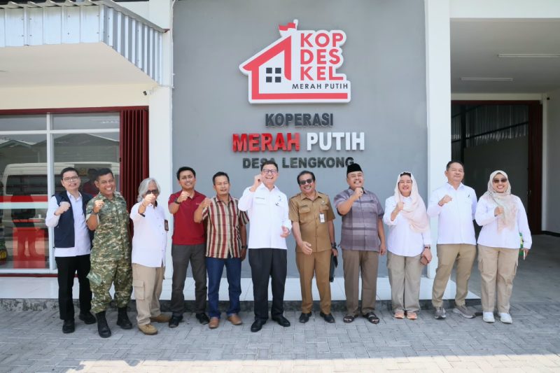 Kepala Badan Pengawas Obat dan Makanan (BPOM) RI, Prof. Dr. Taruna Ikrar, dalam kunjungannya ke Koperasi Merah Putih Desa Lengkong, Kecamatan Mojoanyar, Kabupaten Mojokerto, Jawa Timur.